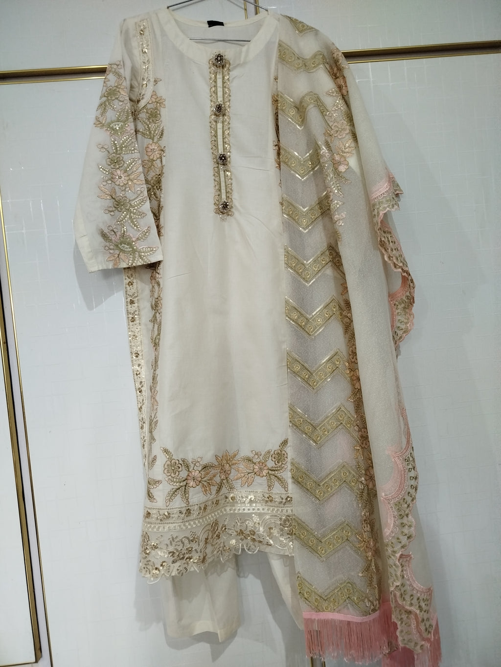 Luxury Embroidered Offwhite Lawn Suit